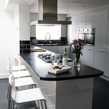 Gorgeous 3 Bedroom Victorian Townhouse ลิสเบิร์น ภายนอก รูปภาพ