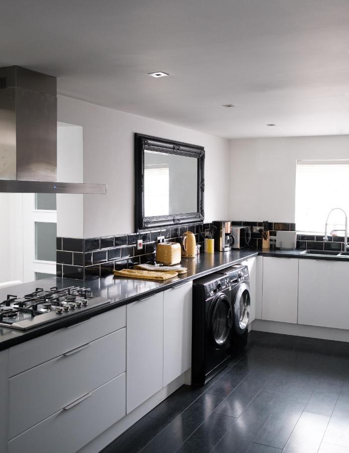Gorgeous 3 Bedroom Victorian Townhouse ลิสเบิร์น ภายนอก รูปภาพ