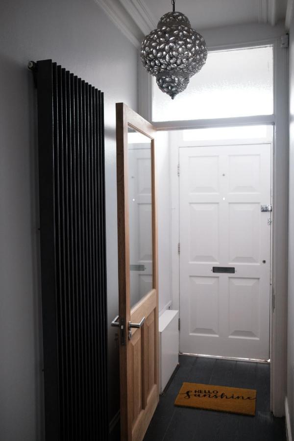 Gorgeous 3 Bedroom Victorian Townhouse ลิสเบิร์น ภายนอก รูปภาพ
