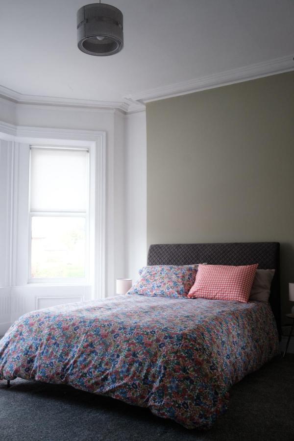 Gorgeous 3 Bedroom Victorian Townhouse ลิสเบิร์น ภายนอก รูปภาพ