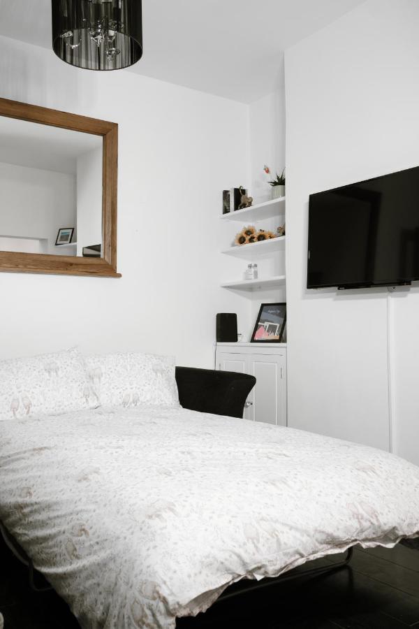 Gorgeous 3 Bedroom Victorian Townhouse ลิสเบิร์น ภายนอก รูปภาพ