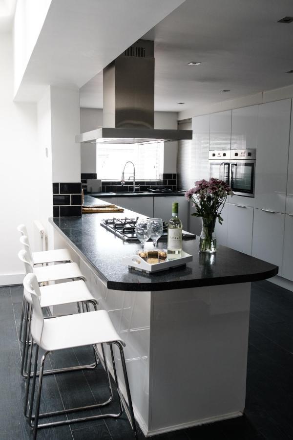 Gorgeous 3 Bedroom Victorian Townhouse ลิสเบิร์น ภายนอก รูปภาพ