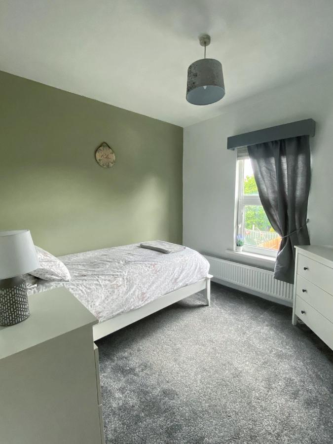 Gorgeous 3 Bedroom Victorian Townhouse ลิสเบิร์น ภายนอก รูปภาพ