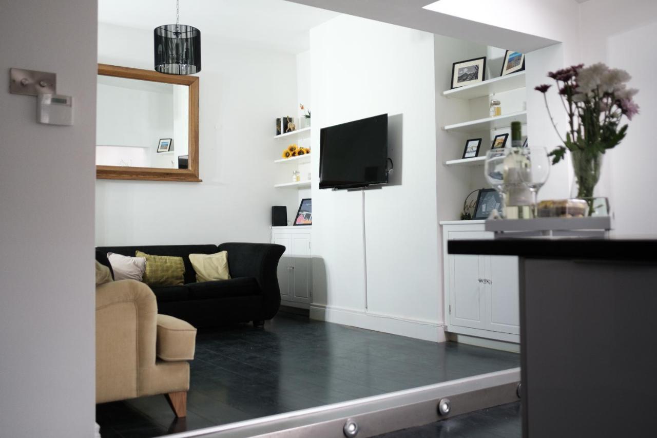 Gorgeous 3 Bedroom Victorian Townhouse ลิสเบิร์น ภายนอก รูปภาพ